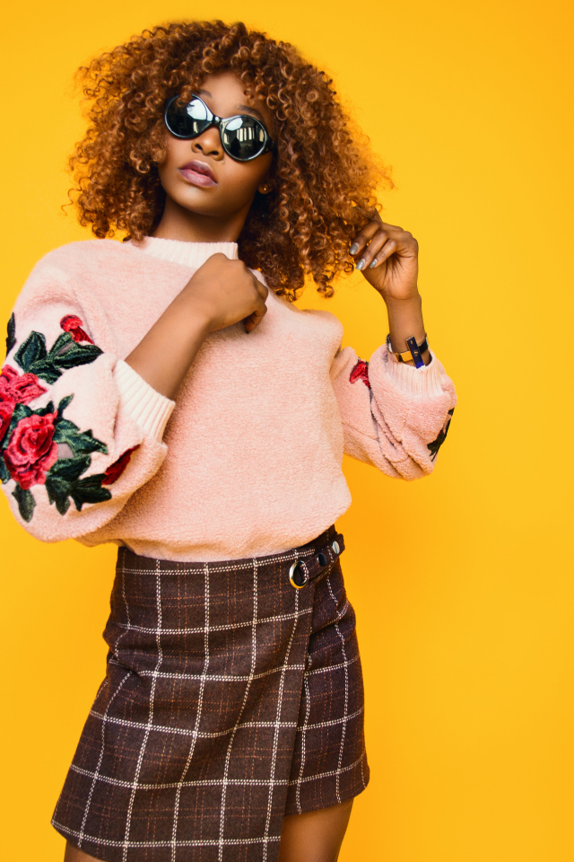 Красивая темнокожая девушка на желтом фоне