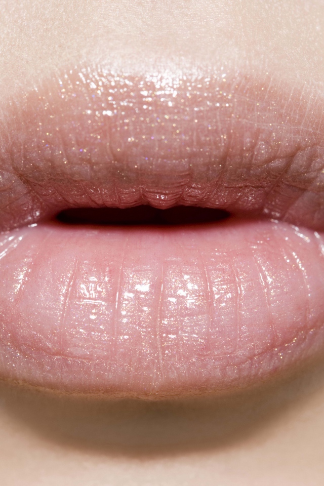 Красивые женские губы крупным планом