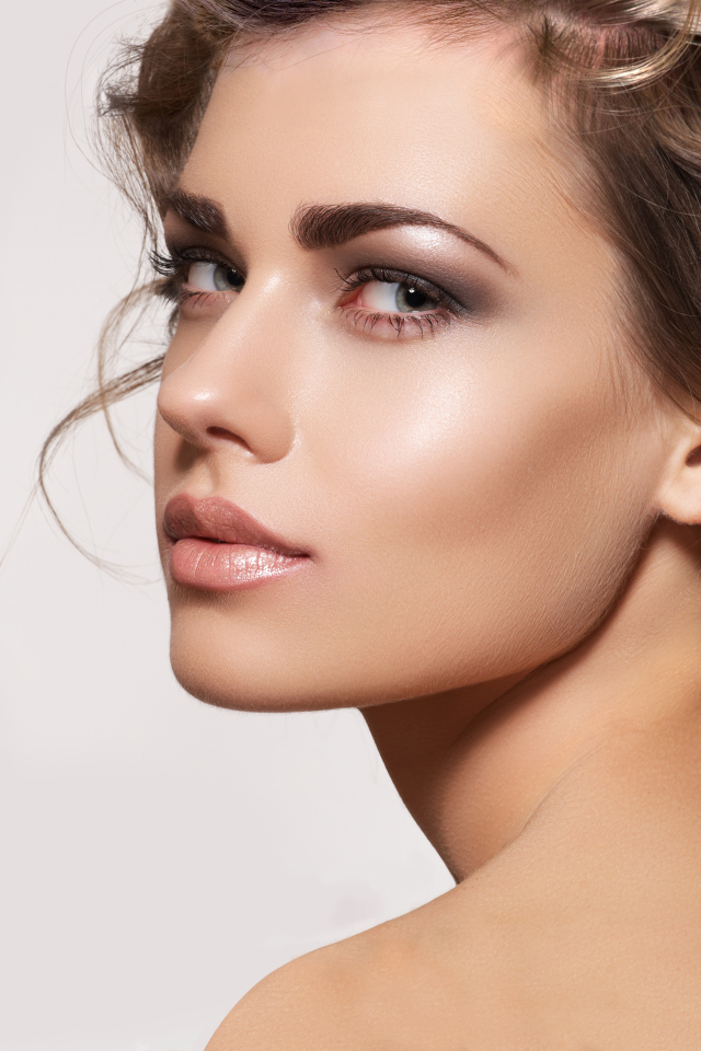 Красивая нежная шатенка фото на сером фоне 