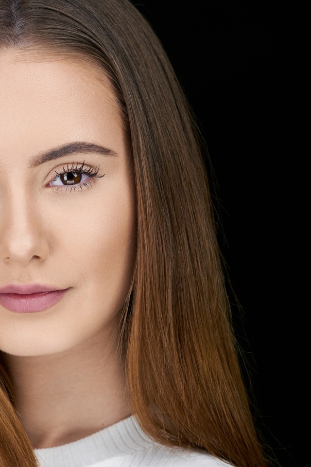 Красивая нежная шатенка на сером фоне