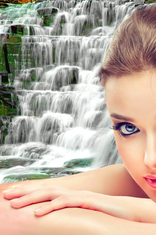 Красивая нежная девушка на фоне водопада