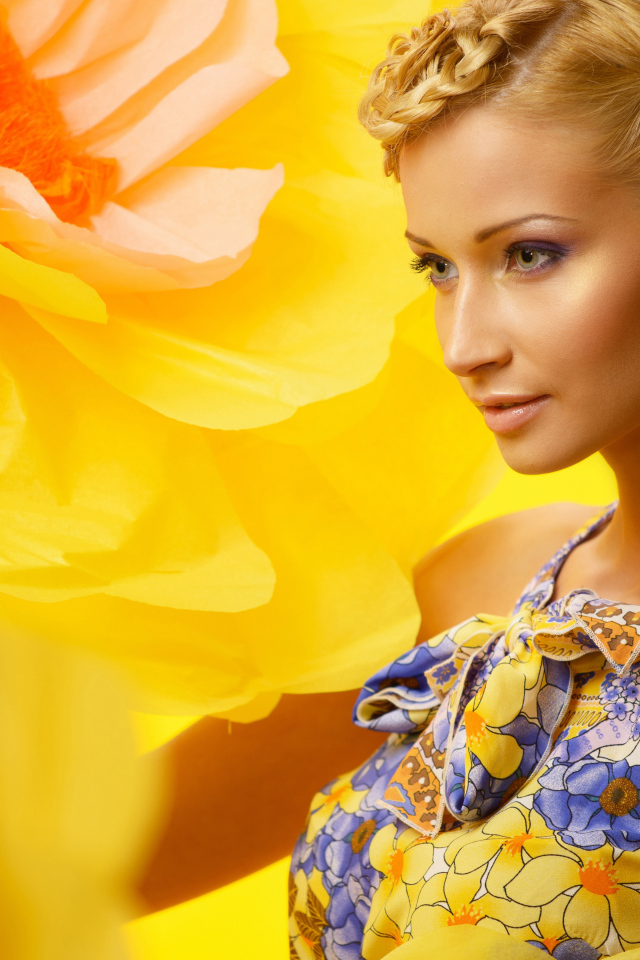 Красивая девушка блондинка на фоне желтого цветка