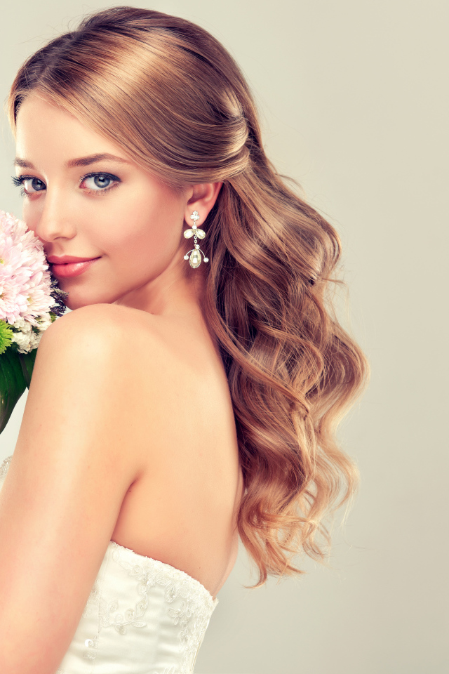 Красивая девушка невеста с букетом цветов на сером фоне