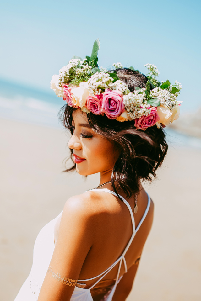 Красивая девушка невеста с венком на голове