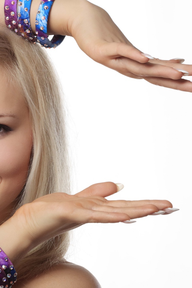 Красивая девушка танцует в восточном костюме на белом фоне