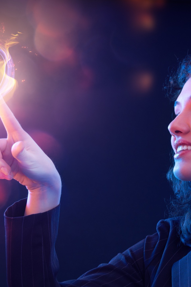 Красивая девушка рисует огненное сердце