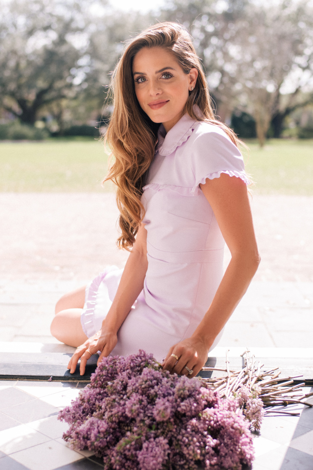 Красивая девушка в платье с букетом сирени