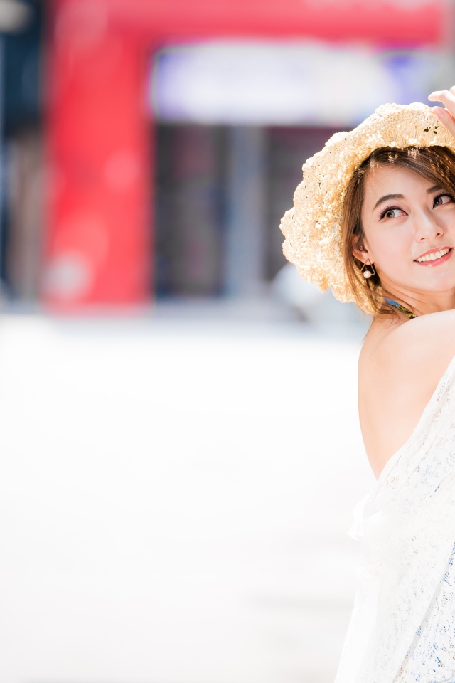 Красивая девушка в шляпке 