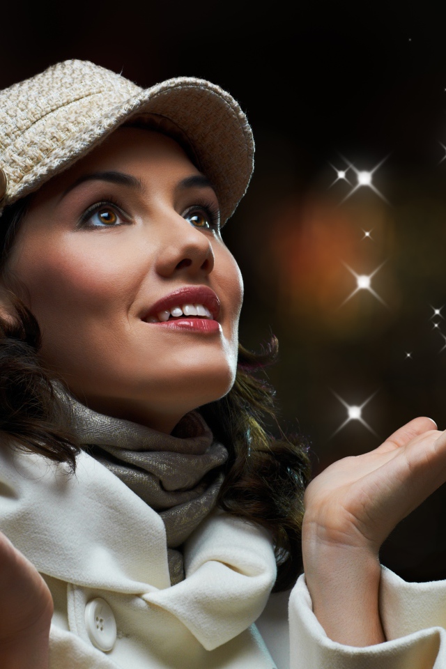 Красивая девушка в белой кепке