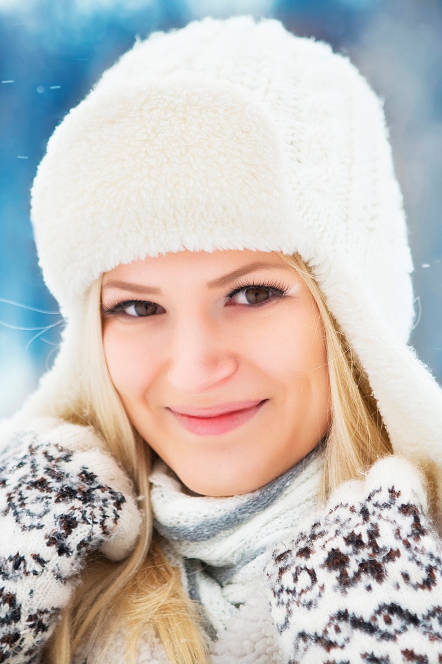 Красивая девушка в белой зимней шапке