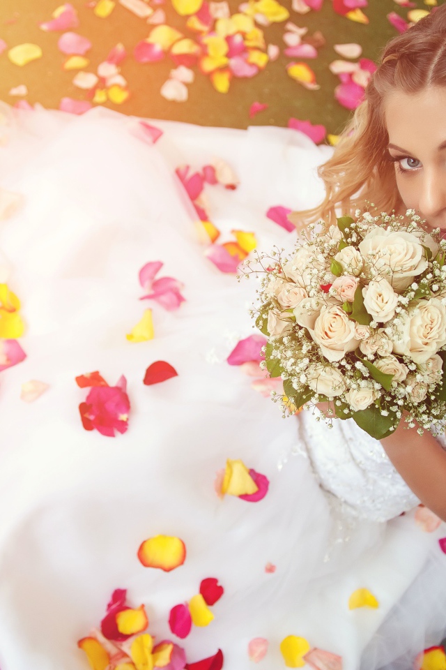 Красивая девушка в свадебном платье с букетом