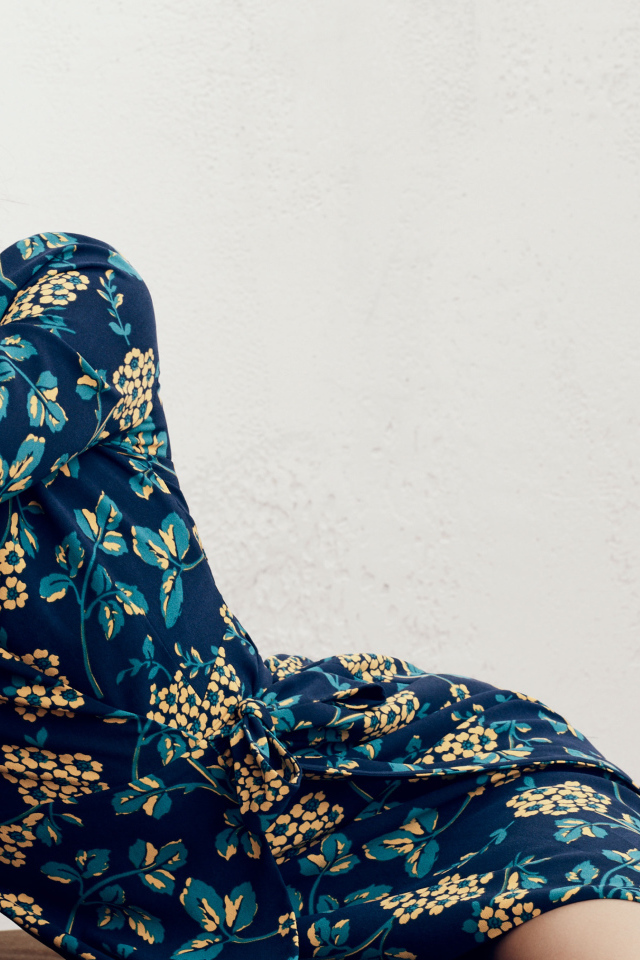 Красивая девушка модель в платье не сером фоне