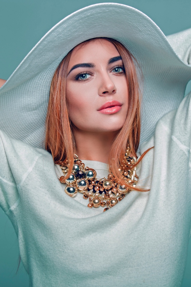 Красивая девушка модель в белом наряде