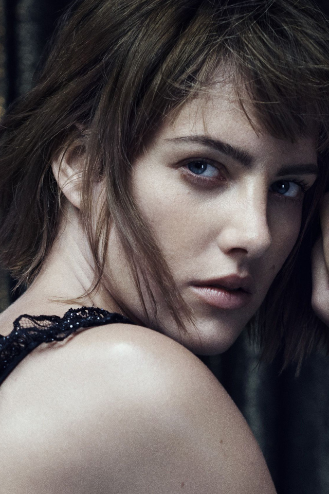 Красивая девушка модель с голубыми глазами и кольцом на руке