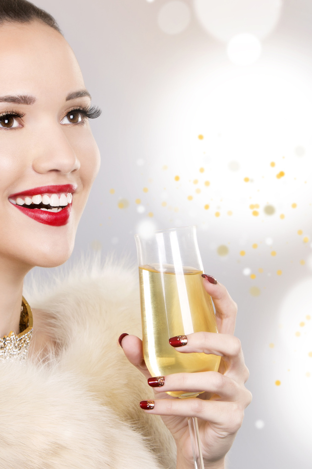 Красивая девушка модель с ярким макияжем и фужером в руке