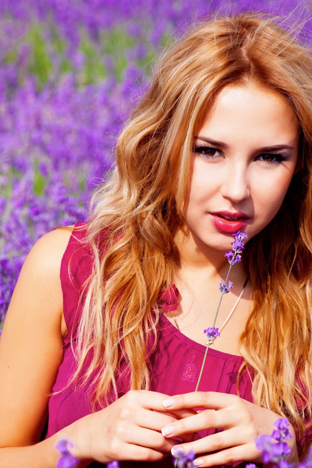 Красивая девушка на поле с лавандой