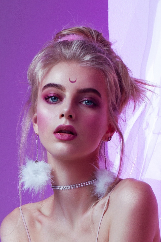 Красивая девушка с татуировкой  на лбу