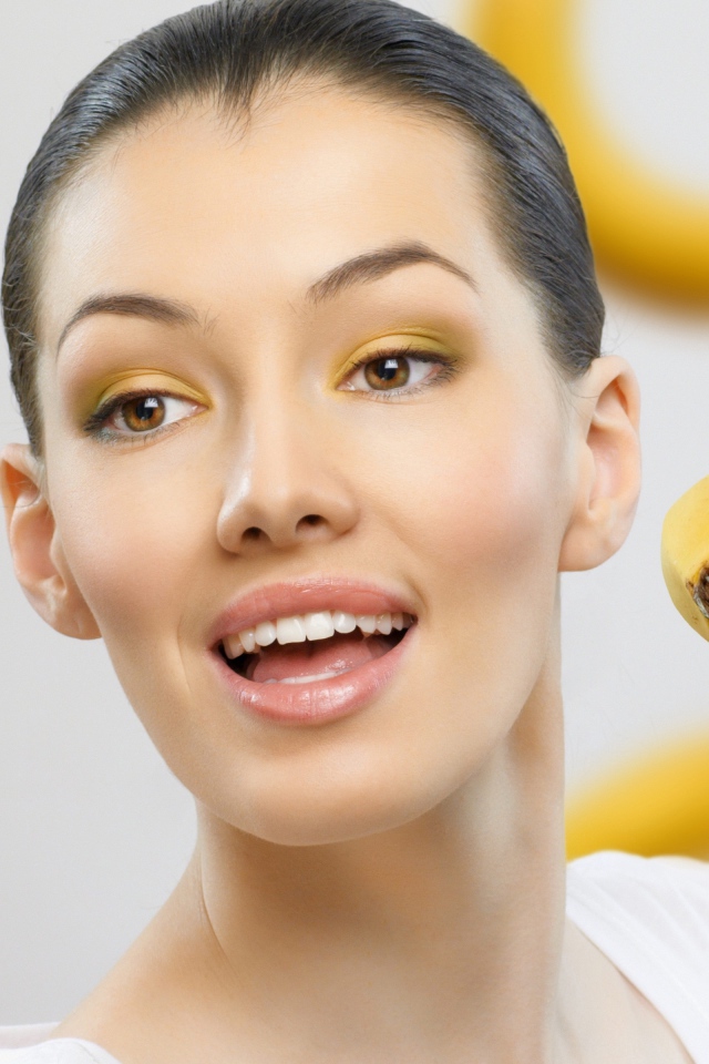 Красивая девушка с бананами в невесомости 