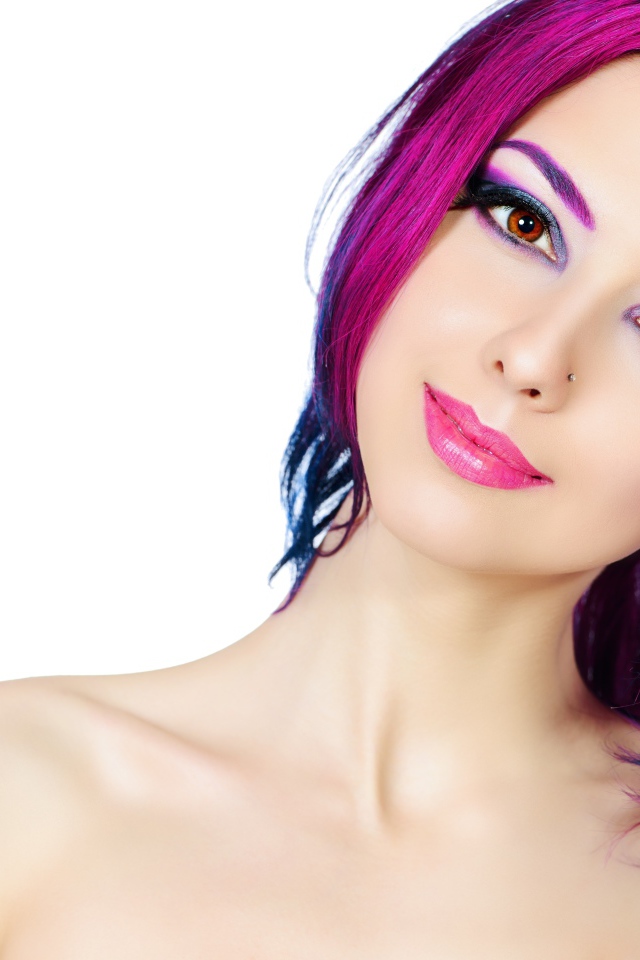Красивая девушка с ярким макияжем и крашеными волосами на белом фоне
