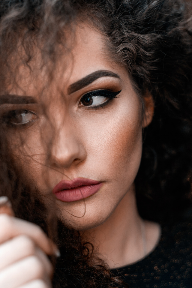 Красивая девушка с карими глазами 