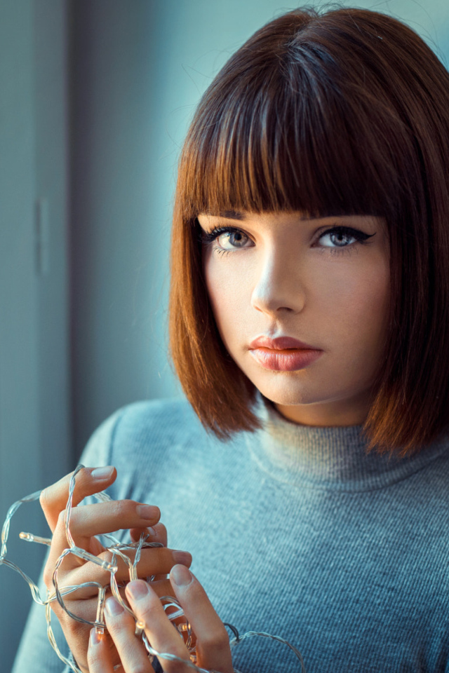 Красивая девушка шатенка с короткой стрижкой 