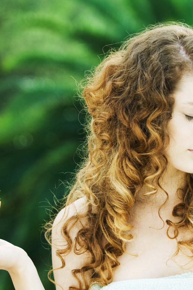 Красивая девушка с закрытыми глазами с кактусом в руке