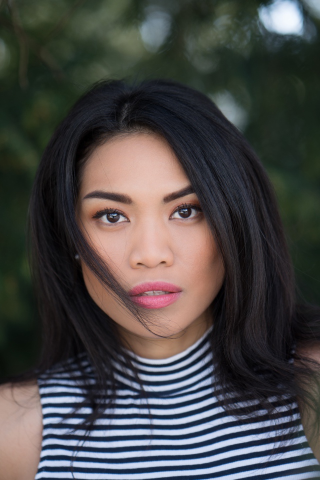 Красивая девушка с длинными черными волосами 