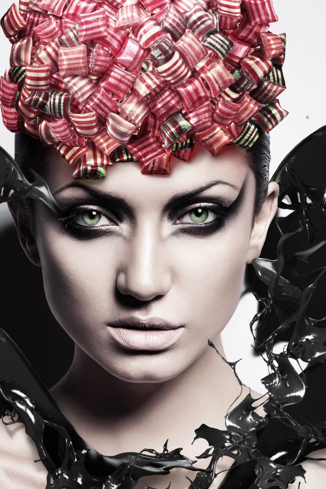 Красивая девушка с макияжем в брызгах черной краски