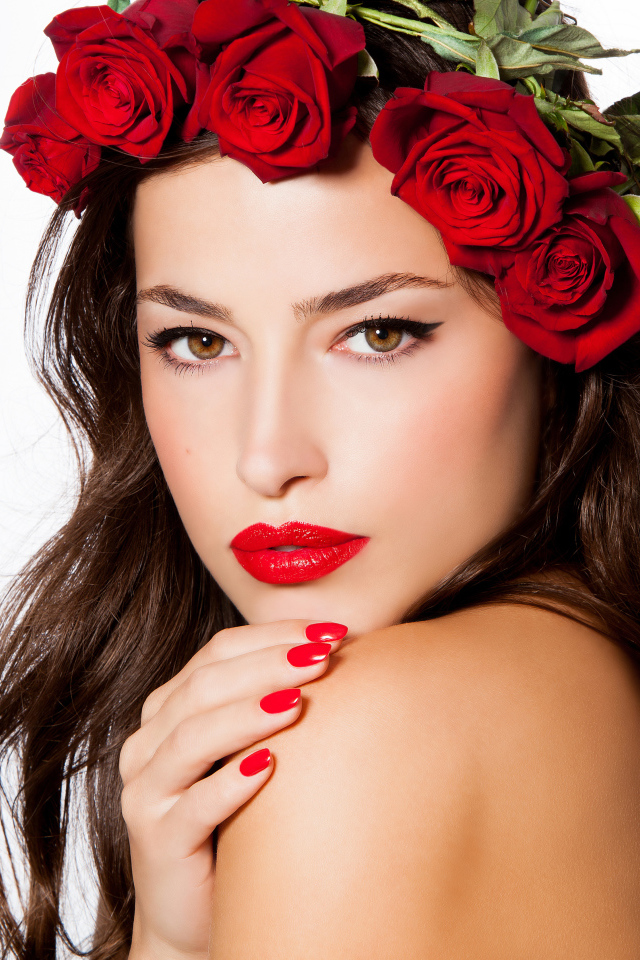 Красивая девушка с красными губами с венком из роз на голове