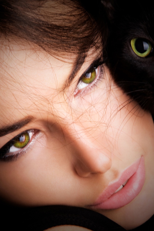 Красивая зеленоглазая девушка с черной кошкой