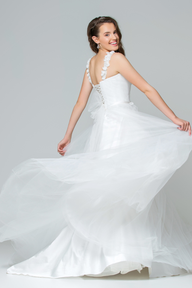 Красивая радостная девушка в белом свадебность платье