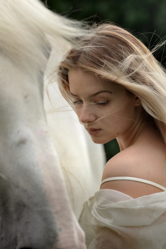 Красивая длинноволосая блондинка с конем