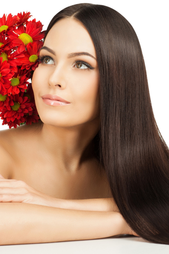 Красивая длинноволосая девушка шатенка с букетом хризантем на белом фоне