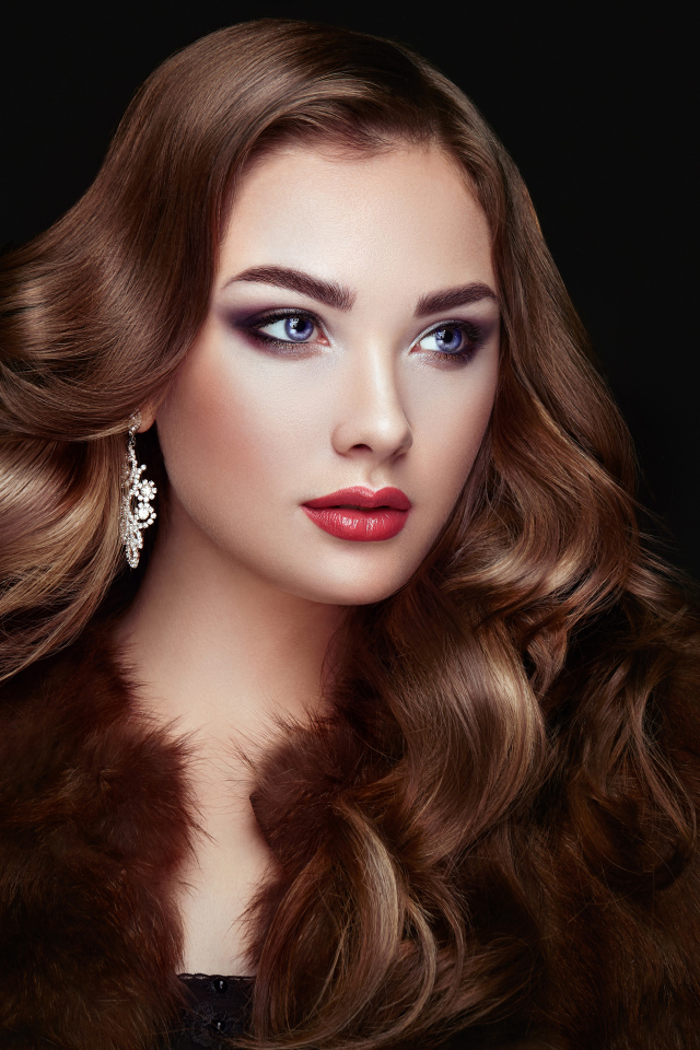 Красивая длинноволосая шатенка с голубыми глазами