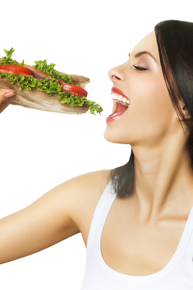 Красивая длинноволосая девушка брюнетка с большим бутербродом 