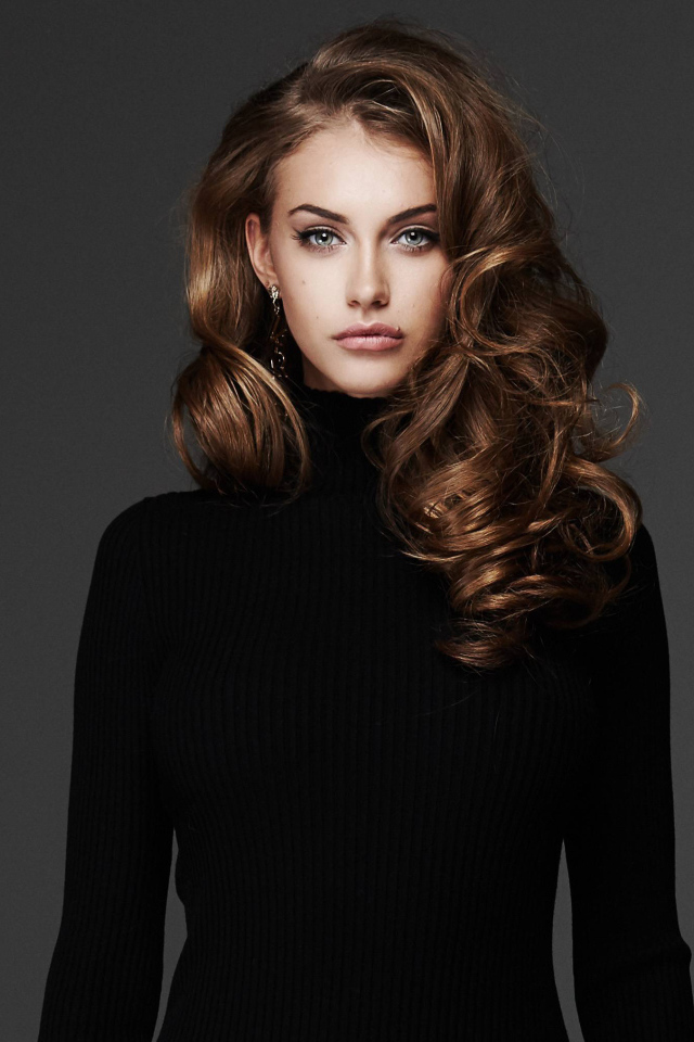 Красивая длинноволосая брюнетка в черном свитере