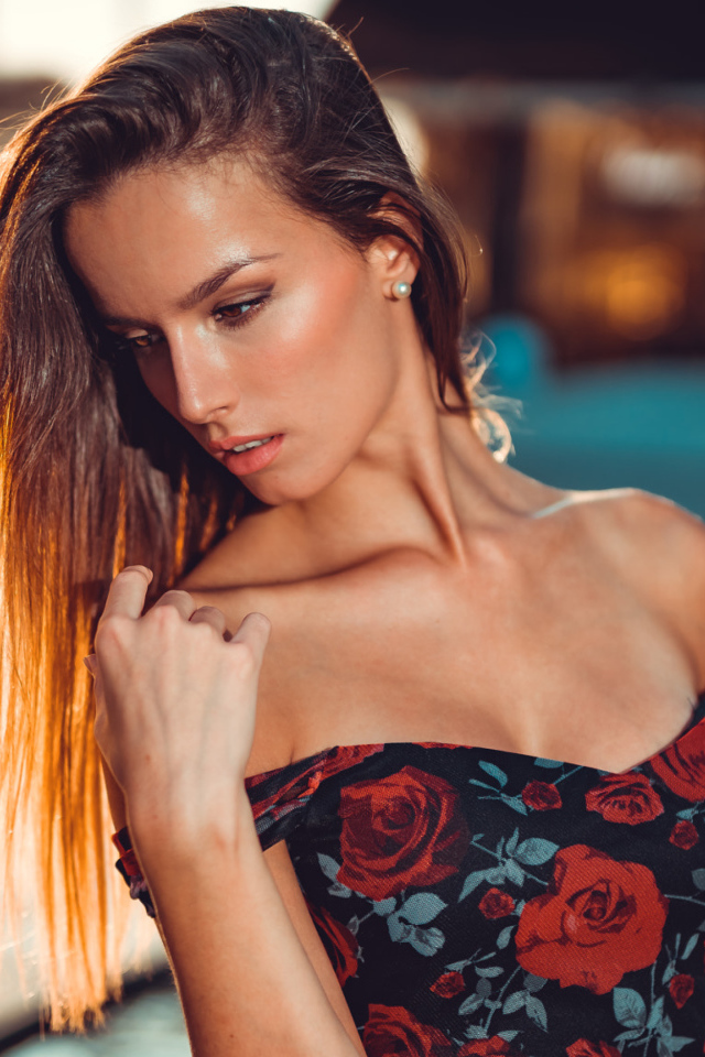 Красивая длинноволосая брюнетка в платье