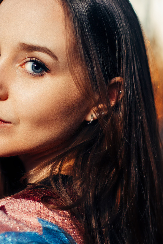 Красивая длинноволосая девушка с голубыми глазами