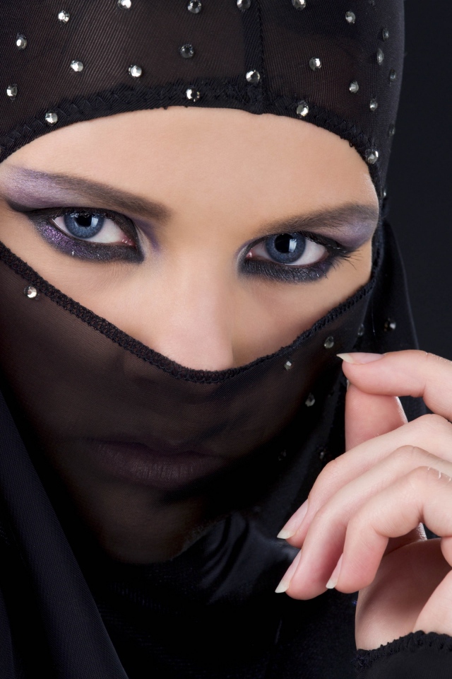 Красивая восточная девушка в черной парандже