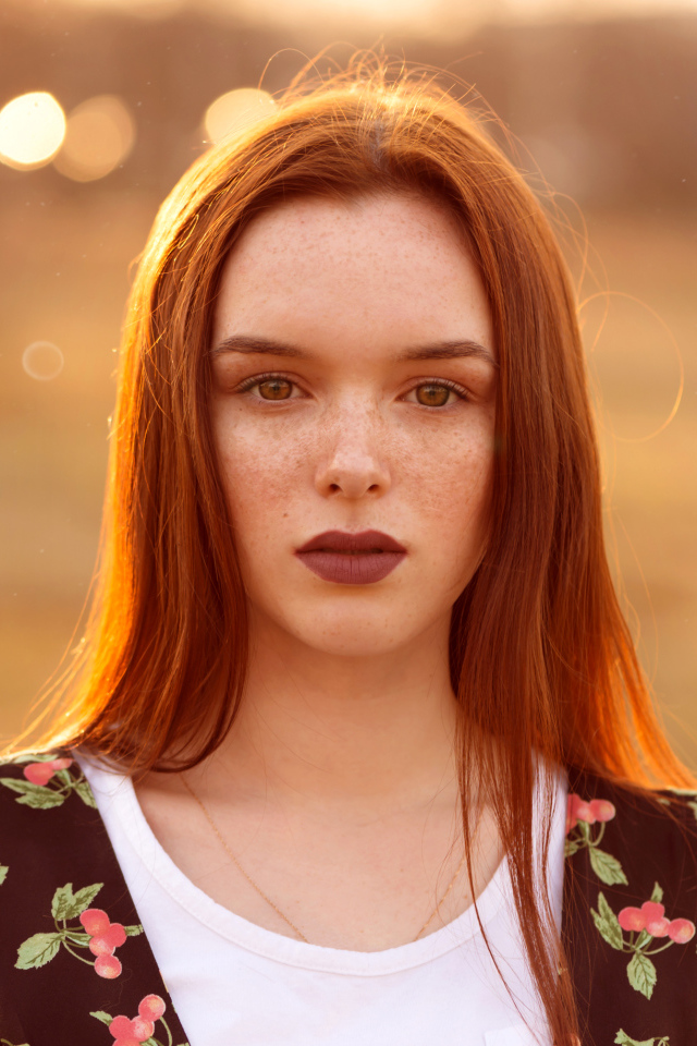 Красивая рыжеволосая яркая девушка с веснушками