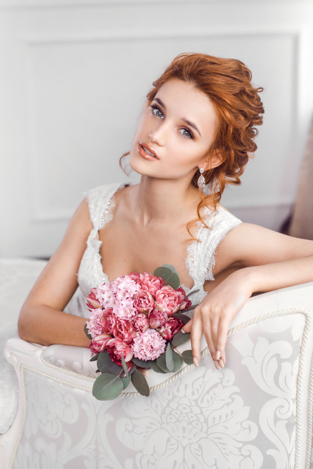 Красивая рыжеволосая девушка невеста с розовым букетом