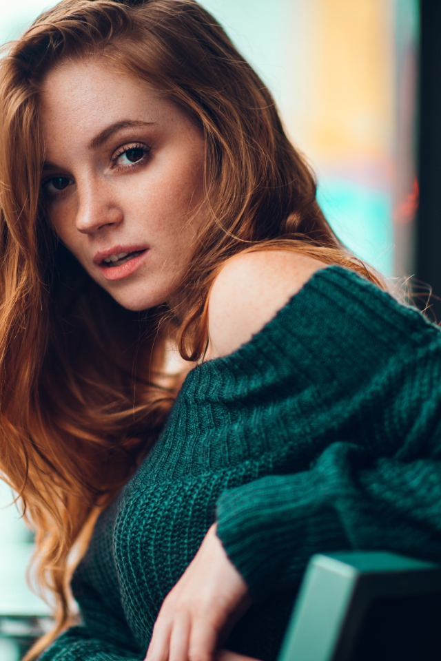 Красивая рыжеволосая девушка в свитере