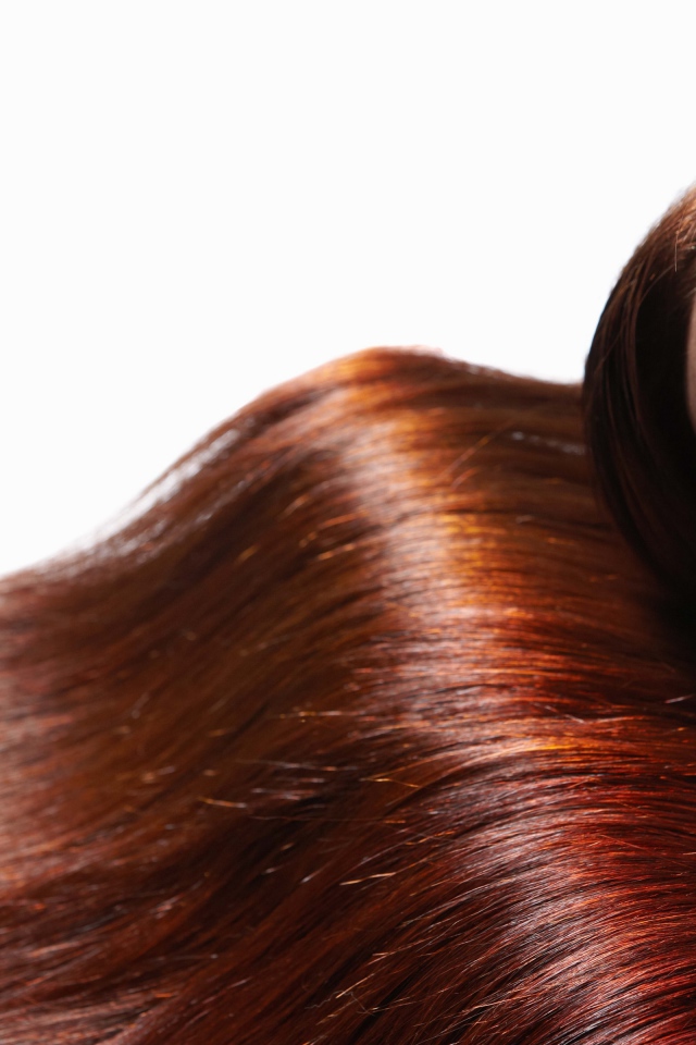 Красивая рыжеволосая девушка на белом фоне