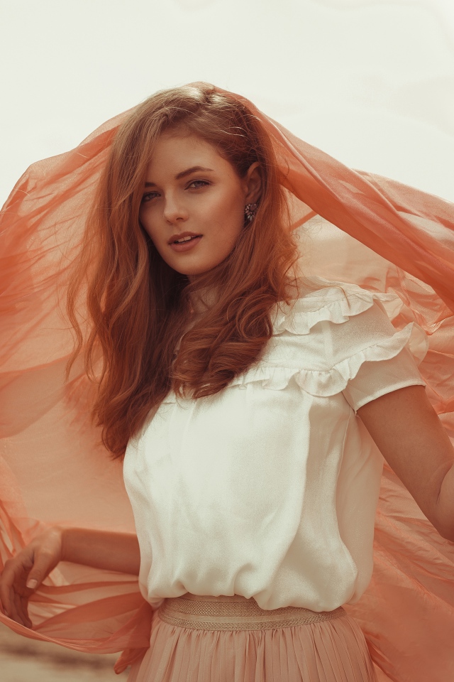 Красивая рыжеволосая девушка с накидкой 