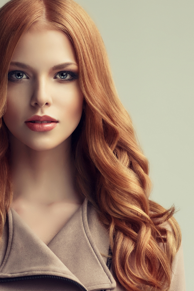Красивая рыжеволосая девушка с голубыми глазами