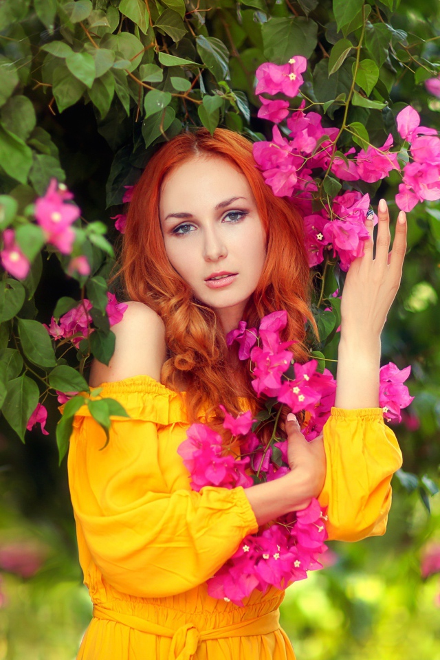 Красивая рыжеволосая девушка с розовыми цветами