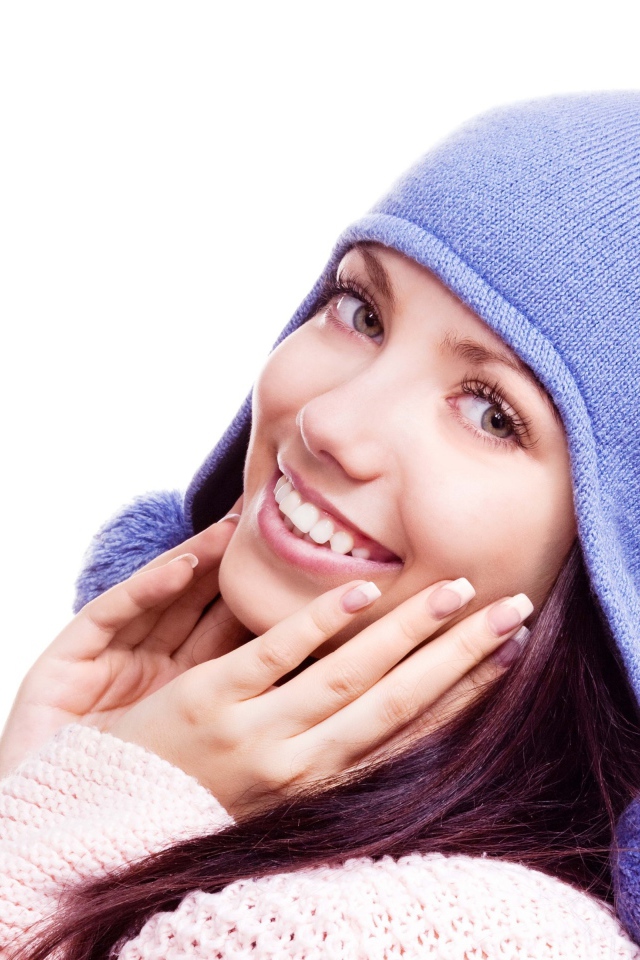 Красивая улыбающаяся девушка в фиолетовой шапке