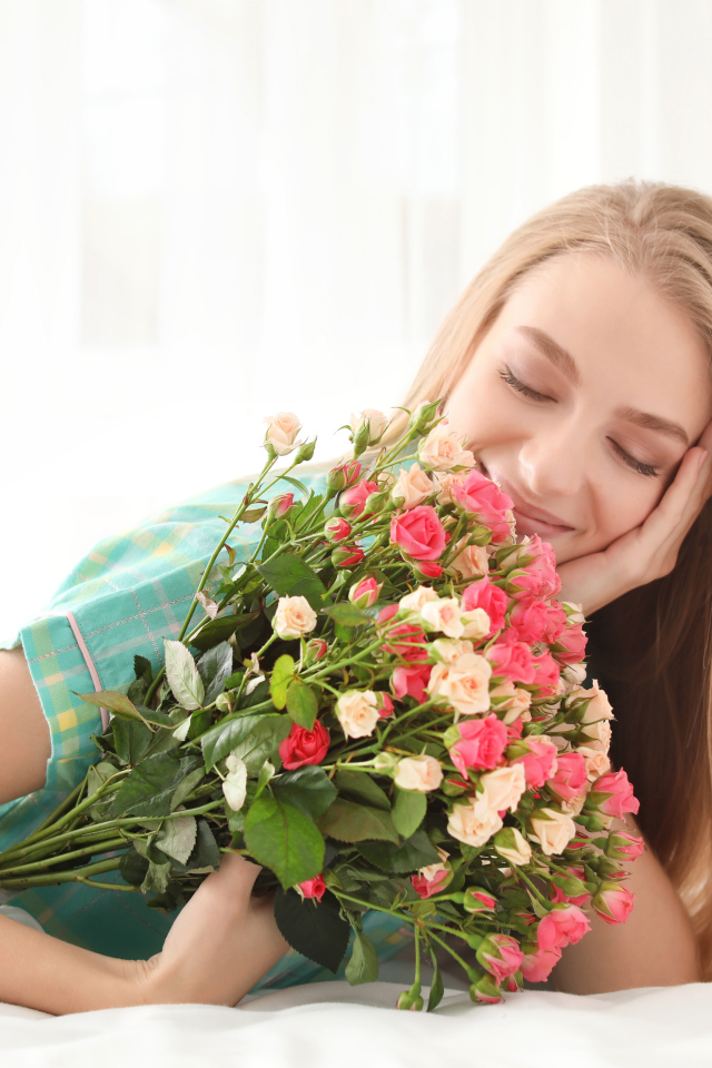 Красивая улыбающаяся девушка с букетом роз