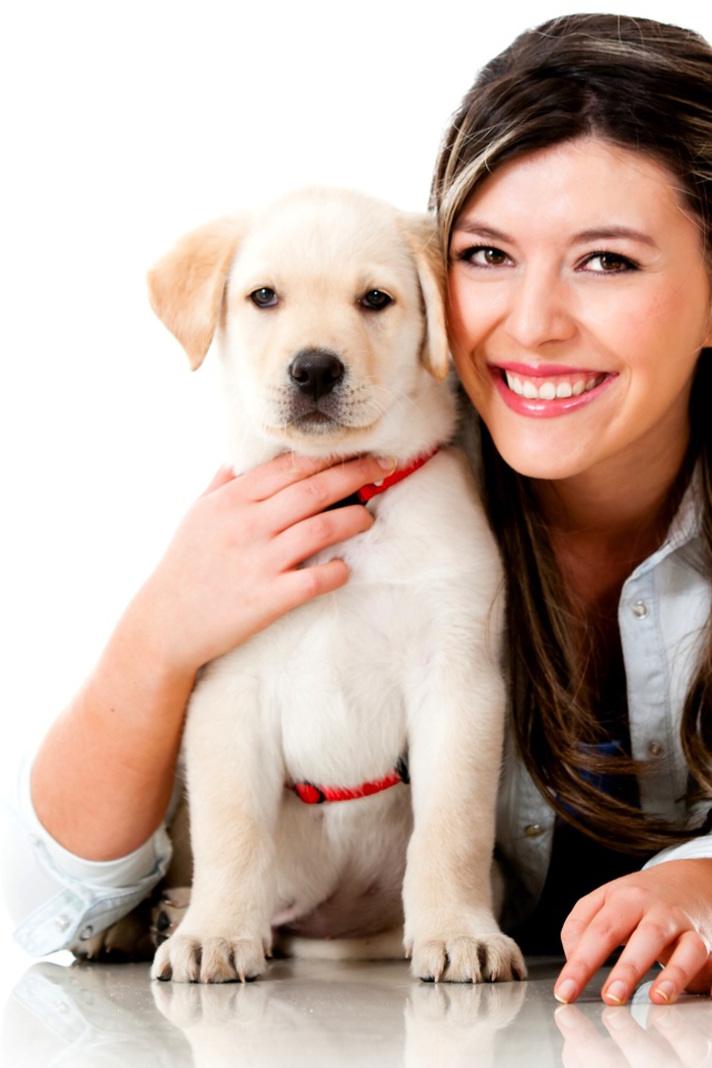 Красивая улыбающаяся девушка с щенком золотистого ретривера