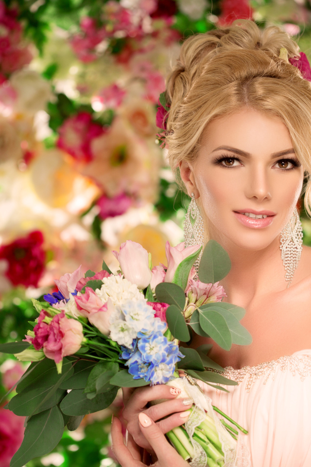 Красивая стильная блондинка с букетом в руках